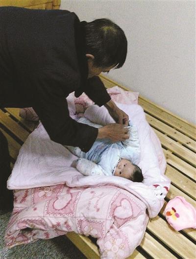 两月大女婴被弃南京南站身旁包裹中有药品(图