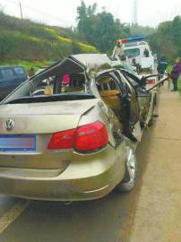 自贡6名教师开学返校途中遇车祸 3人身亡(图)