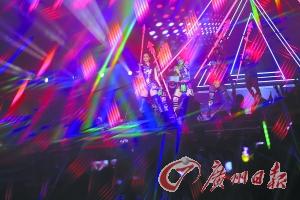 “水果姐”首场亚洲巡演迟到1小时 歌迷不满(图)