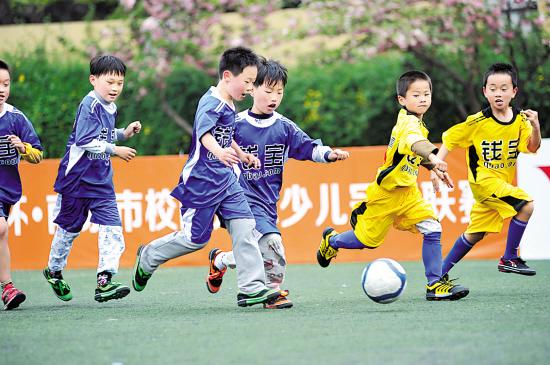 广州校园足球联赛设想:增加比赛场次 引升降级制
