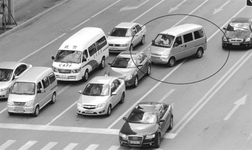 济南市实施交通新规：导向车道内变道罚百元