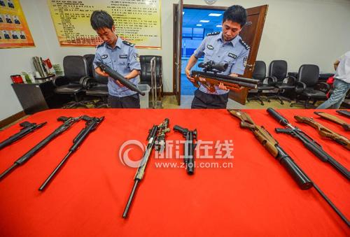 杭州海关破跨境走私武器案 缴百余支枪三千余弹药