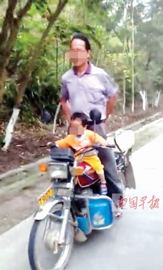 两岁女童开摩托车视频爆红 实为爷爷在掌控(图