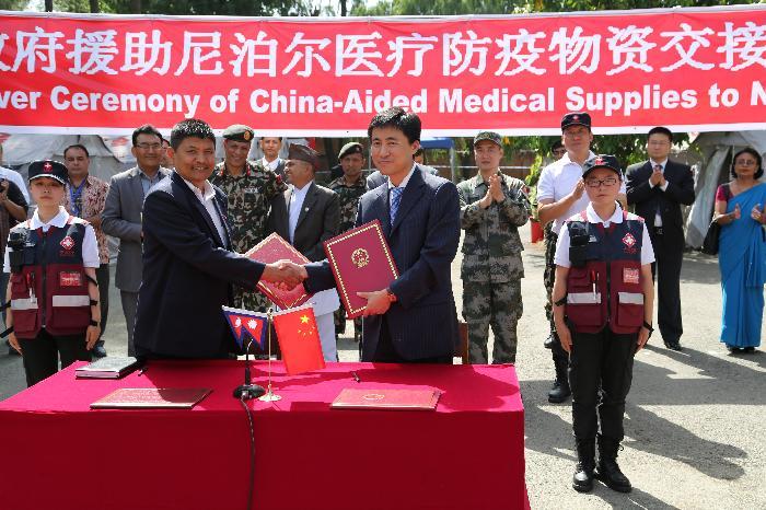 中国政府医疗队向尼方移交医疗防疫物资