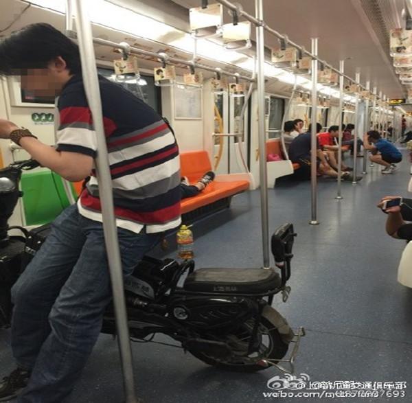 上海地铁车厢现携带电瓶车乘客 地铁回应（图）