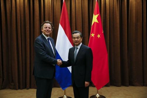 王毅同荷兰外交大臣孔德尔斯举行会谈
