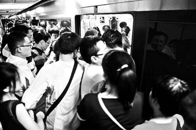 北京地铁早高峰体验:抢座打架夹手掉鞋是常事
