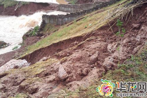 重庆万州一水库出现堤坝坍塌险情 武警抢险(图)