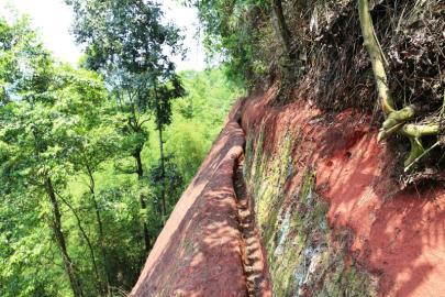 千米古堰建于悬崖：距今已有400年 如何修建成谜
