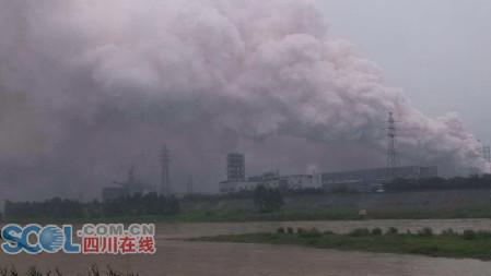 四川乐山一工厂发生事故浓烟冲天 伤亡不详