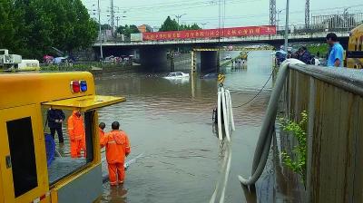 北京迎强降雨房山降水量居全市之首 多辆汽车被淹