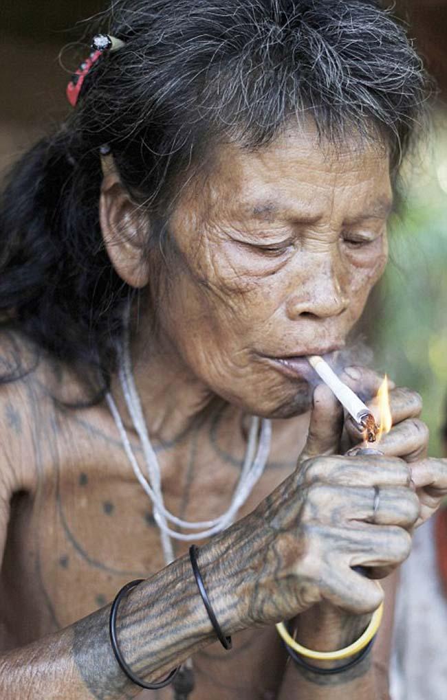 探秘印尼纹身部落日常生活 凿子磨牙骷髅做装