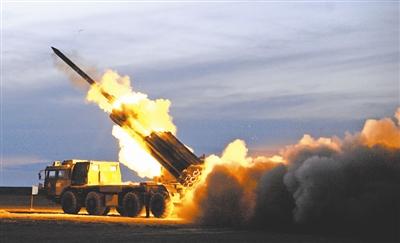 解放军新型远程火箭炮精确摧毁海上移动靶船(