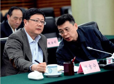 P36-2015 年3 月1 日，正式上任仅48 小时的环保部部长陈吉宁( 左) 在环保部副部长潘岳的陪同下与记者座谈。