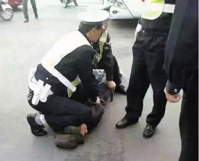 Luoyang man to knife assaulting a police officer caused one death and three injuries because there is no light motorcycle checked revenge
