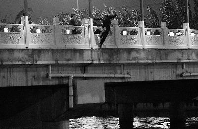 北京通惠桥上一对男女争执 男子一怒跳入河(图)