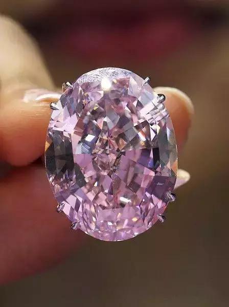 香港富豪1.8亿购粉钻送掌上明珠 粉钻有多稀罕
