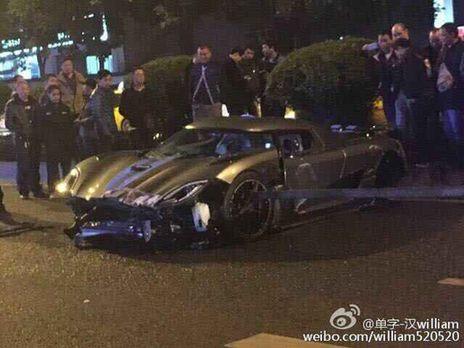 Chongqing, a man suspected of late at night drunk driving 20 million luxury car hit the guardrail (Figure)