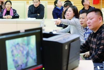 北京一幼儿园俩幼师打孩子 被告:只是轻轻拍打