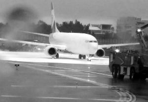 福州机场闹乌龙:消防喷错客机 多个航班延误