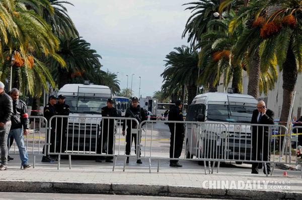 突尼斯高失业率引发多地抗议 实施全国宵禁