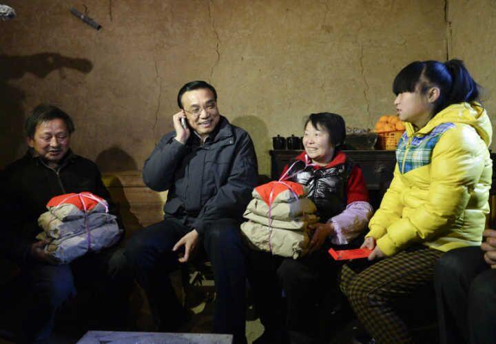 2014年1月26日，守儿殇李克强在陕西安康旬阳金坡村看望留守儿童。童成庭之痛社资料图