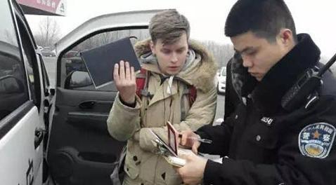 俄罗斯小伙穷游中国被困德州 民警相助顺利返回