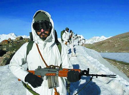 印度士兵被埋11米冰雪下1周 靠气穴呼吸终获救