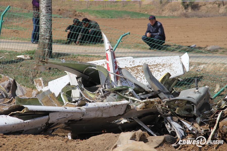 一架飞机在宝鸡坠毁 目击者称飞行员有意避开村庄