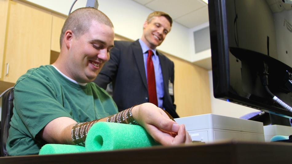 残疾人新福音 科技助瘫痪病人重新控制身体