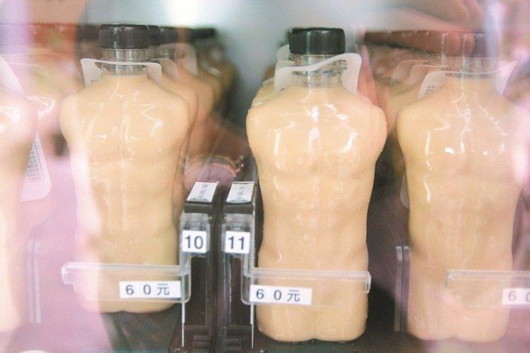  台南特色奶茶贩卖机爆红 六块肌“小鲜肉”排队抢