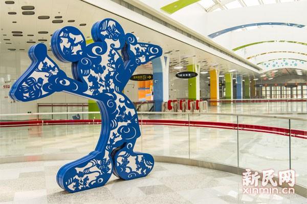 迪士尼/图说：融入了中国本土元素的米奇在迪士尼站欢迎你！上海地铁供...