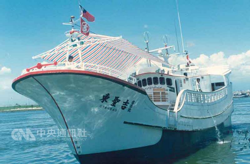 台湾千吨级巡护船今赴冲之鸟礁护渔 渔民：就是要硬起来