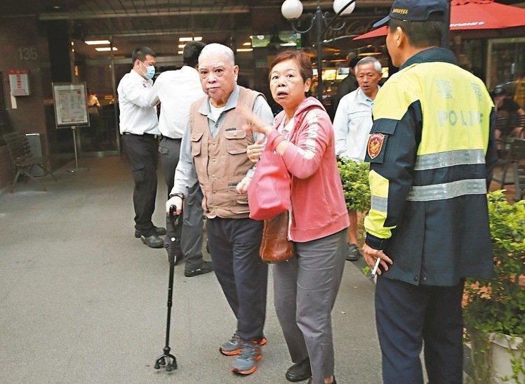 台北市两男子跳楼轻生险砸中过路老夫妇（图）