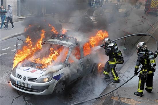  法国警察上街抗议 不满遭到仇视和暴力攻击