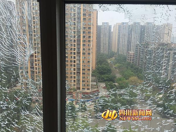 16楼居民家一周两次遭袭击 钢化玻璃被打破(图)