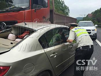 沪渝高速3车相撞 造成1人被困