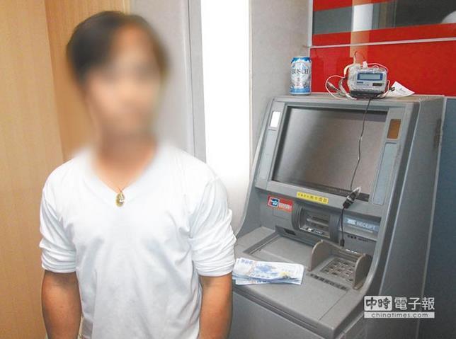 想钱想疯了 台湾男子将巨款冥币存入ATM账户
