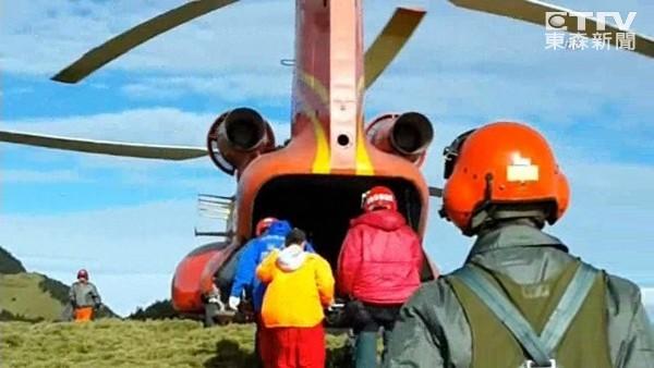 消防员开直升机花20万救驴友 却发现对方仅是脚破皮
