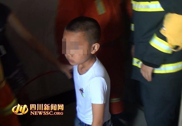 7岁男孩被困电梯 消防官兵2分钟救出(图)