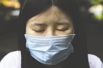女研究生割双眼皮割出疤 想维权鉴定不属医疗事故