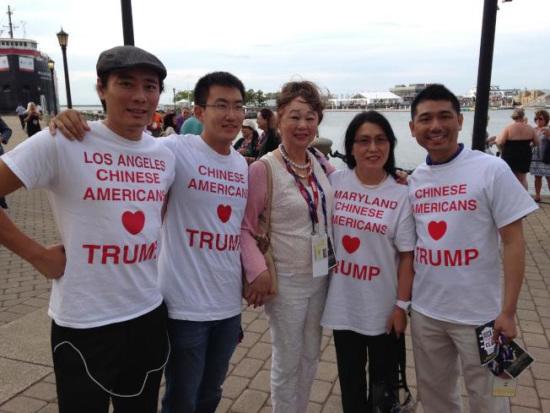 崔竞乾(中)参加在克里夫兰举行的共和党党代表大会，碰到不少支持川普的年轻华人移民。(美国《世界日报》)