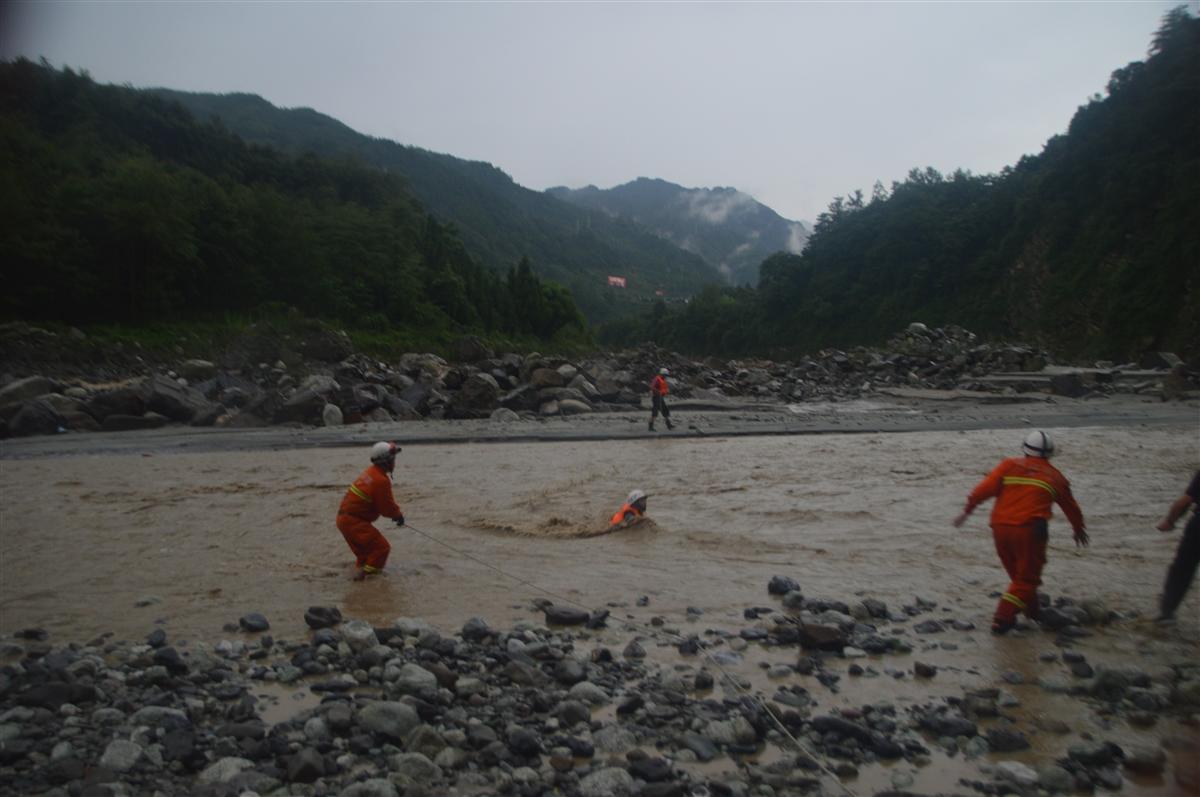 两男子河中钓鱼被困孤岛 消防成功救援(图)