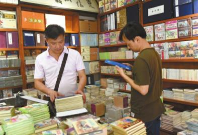 连友”在老刘的店里买书、看书，乐此不疲。