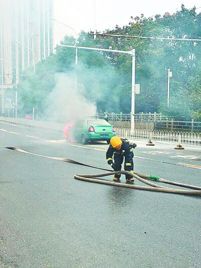 武汉骑车人拦住民警称出租车着火 民警控制火情