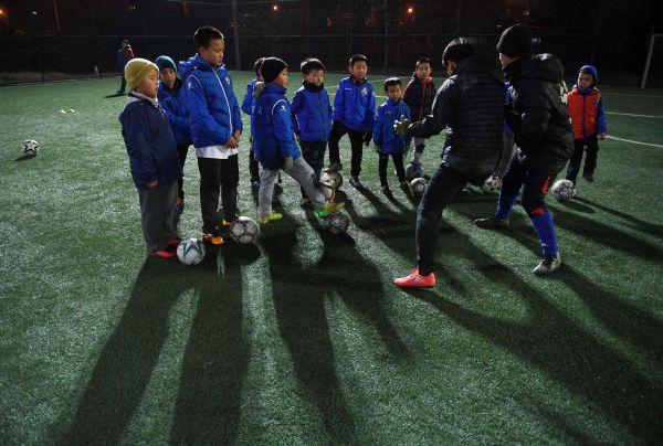 法媒称中国足球梦遇阻力：家长忧踢球让孩子分心