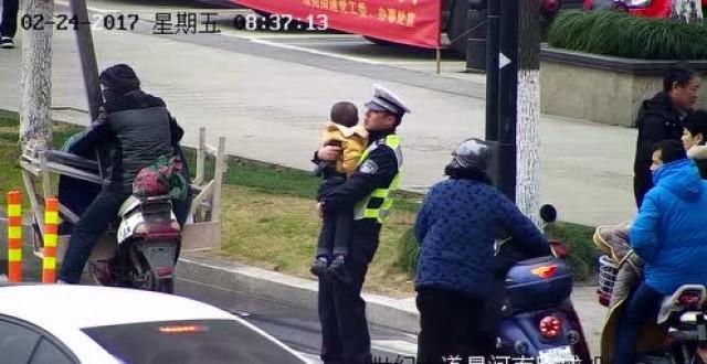女子出事故昏迷4岁孩子无人看 交警抱娃指挥交通