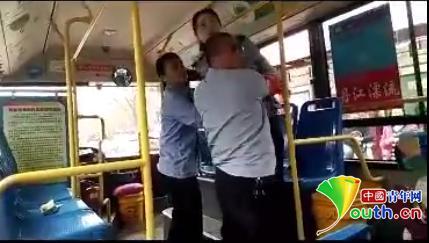 西安公交售票员打骂乘客 公司：实习乘务员，不予录用
