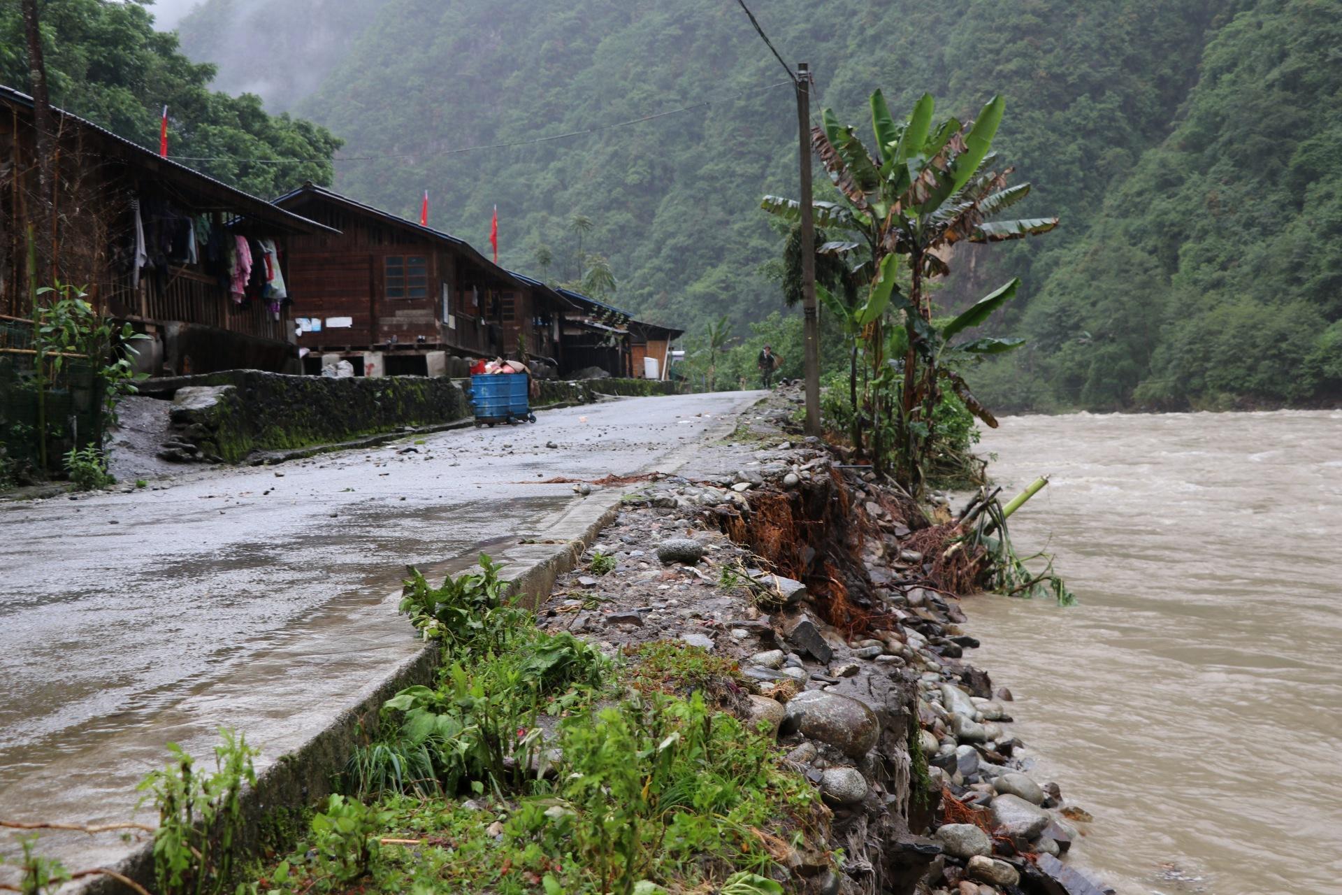 暴雨致云南独龙江水位上涨部分道路被毁农田被淹