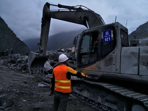 四川茂县山体垮塌救援者：一大块山都塌下来了